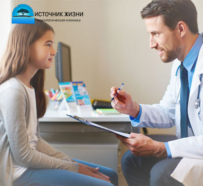 Врач проводит консультацию с подростком